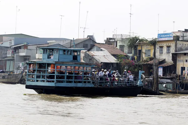 Huizen aan de oever van de mekong rivier — Stockfoto