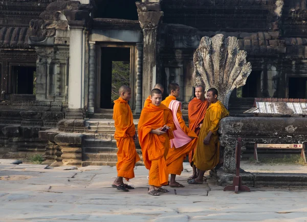 Moines bouddhistes près du temple — Photo