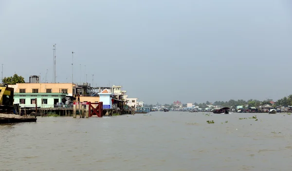 Huizen aan de oever van de mekong rivier — Stockfoto