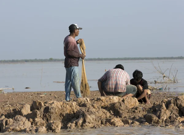 Fishermen on the bank of the Mekong River, Vietnam — Stock Photo, Image