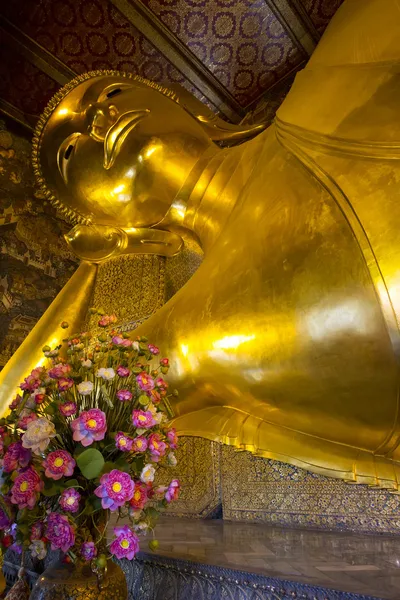 Reclining buddha at Wat Pho temple in Bangkok, Thailand — Stock Photo, Image