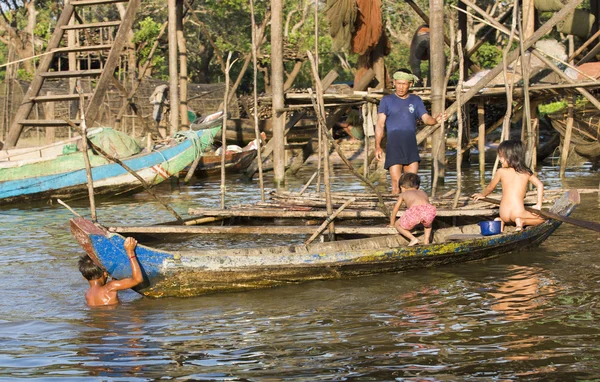 Лодка с людьми возле поселка на реке Меконг, Вьетнам — стоковое фото