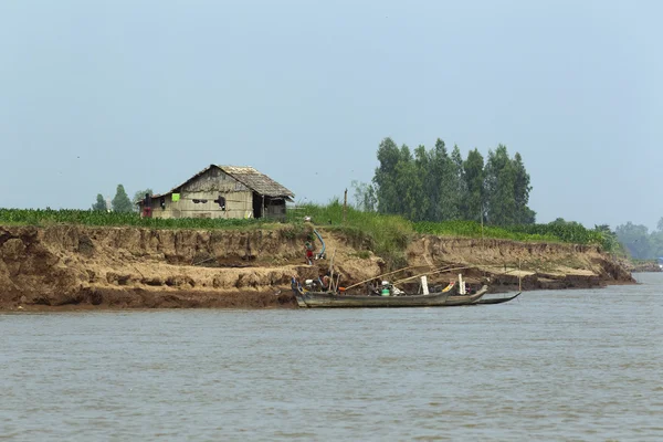 Boot in de buurt van de kust op de mekong rivier, vietnam — Stockfoto