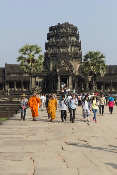Неизвестные туристы посещают Ангкор-Ват, Камбоджа — стоковое фото