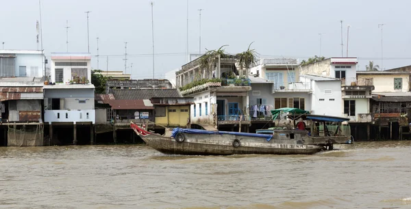 Häuser am Ufer des Mekong — Stockfoto