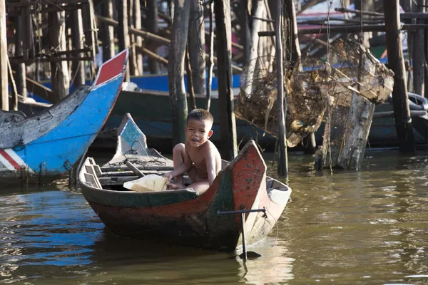 Barco con personas cerca del asentamiento en el río Mekong, Vietnam —  Fotos de Stock