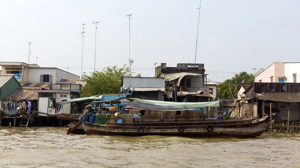 Domy na břehu řeky mekong — Stock fotografie