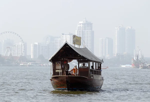 Bateau de tourisme à la rivière Chaophraya à Bangkok — Photo