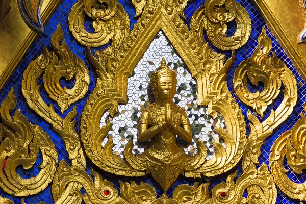 Złoty posąg w świątyni wat phra kaew w grand palace w bangkok, Tajlandia — Zdjęcie stockowe