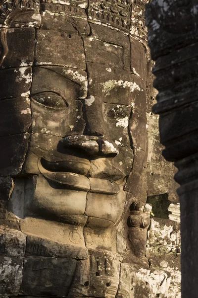 Famous smile face statue of Prasat Bayon temple at Angkor Thom — Stock Photo, Image