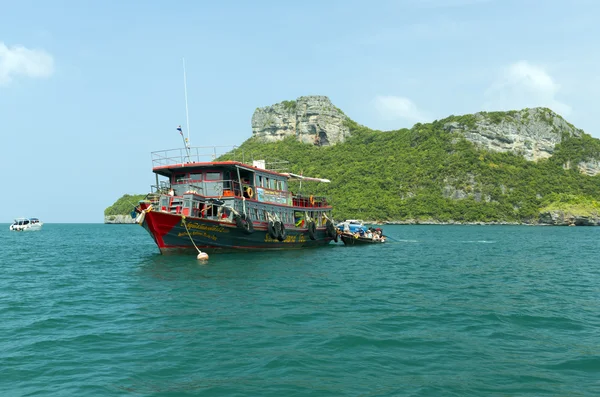 Unidentified tourists visit Angthong National Marine Park, Suratthani province, Thailand — Stock Photo, Image