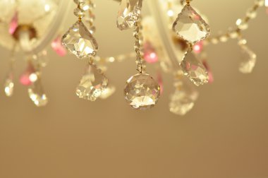 Beyaz ve pembe renklerde zarif kristal avize