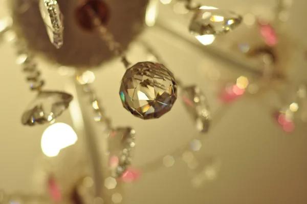 Decorazioni su soffitti - pendenti di cristallo del lampadario con bo — Foto Stock