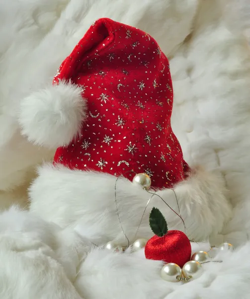 Jultomten hatt på vit päls med lyxiga dekorationer — Stockfoto