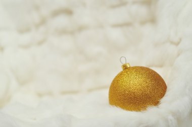 t yeri olan beyaz kürk üstünde Noel arka plan - altın top