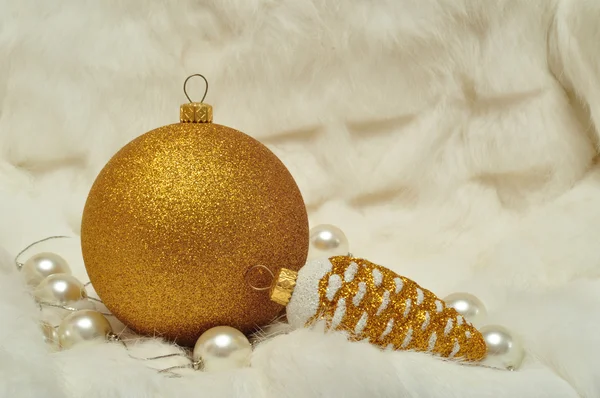 Christmas decorations in gold and white colors: cones and balls — Stock Photo, Image