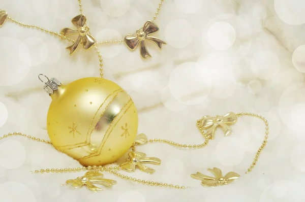 Decorações de Natal dourado no fundo borrado com espaço fo — Fotografia de Stock