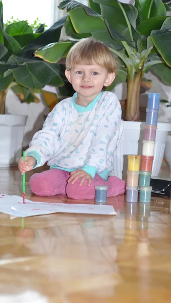 Criança feliz sorrindo e desenhando com espaço para texto — Fotografia de Stock