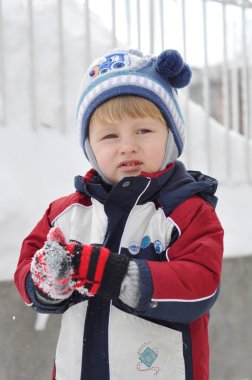 karlı manzara closeup düşünceli çocuk