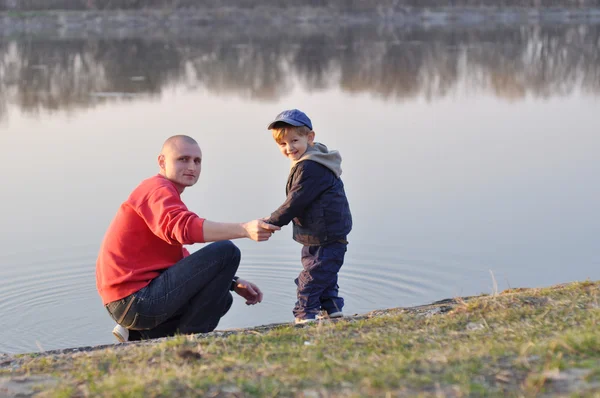 Funny happy baby och pappa på sjön — Stockfoto