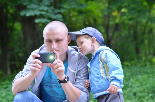 Baba telefon ve heyecanla observin bebek fotoğrafçılık — Stok fotoğraf