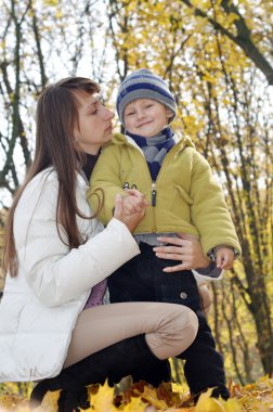 Anne ve bebek sonbahar Park yürüyüş