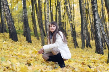 sonbahar parkta genç gülümseyen kadın dinlenmek