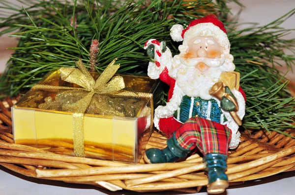Composición navideña con Santa y regalo de oro —  Fotos de Stock