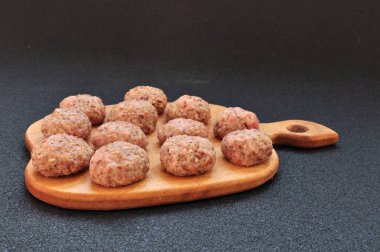 Tahtadaki et ve karabuğday topları yakın plan, siyah arkaplan