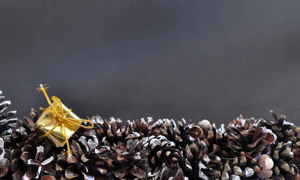 Sfondo Natalizio Con Regalo Oro Decorato Con Coni — Foto Stock