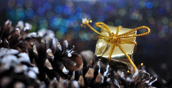 Regalo Navidad Envuelto Papel Dorado Sobre Fondo Azul Borroso —  Fotos de Stock