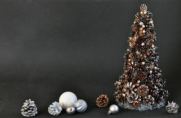 Nero Sfondo Natale Con Albero Natale Decorato Con Coni Palle — Foto Stock