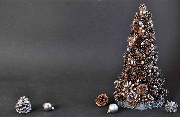 Sfondo Natalizio Con Albero Natale Decorato Con Coni Palline Argento — Foto Stock
