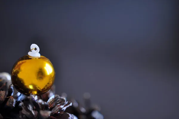 Sfondo Natalizio Sfocato Decorato Con Coni Una Palla Natale Dorata — Foto Stock