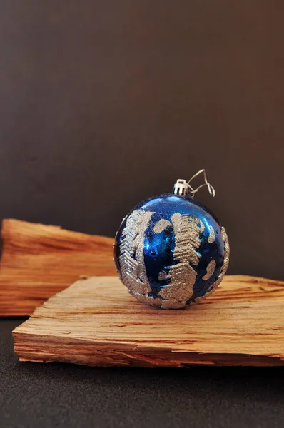 Χριστουγεννιάτικη Κάρτα Ένα Μπλε Χριστουγεννιάτικη Μπάλα Ασημί Glitter Στέκεται Ένα — Φωτογραφία Αρχείου