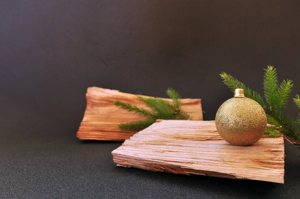 Bola Natal Dourada Uma Tábua Madeira Fundo Preto Árvore Natal — Fotografia de Stock