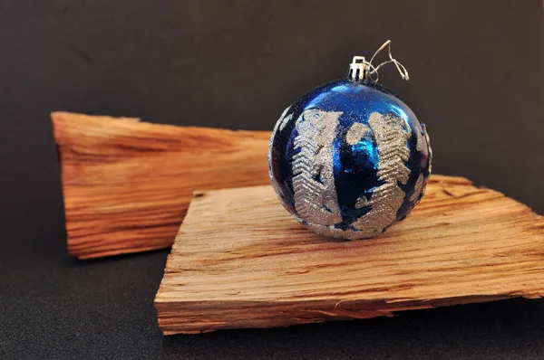 Eine Blaue Weihnachtskugel Mit Silbernem Glitzern Steht Auf Einem Holzbrett — Stockfoto