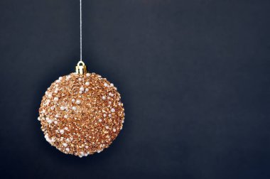 Siyah arka planda incili bir Golgen parıltısı topu. Yeni yıl dekorasyonu. Metnin için boş yer