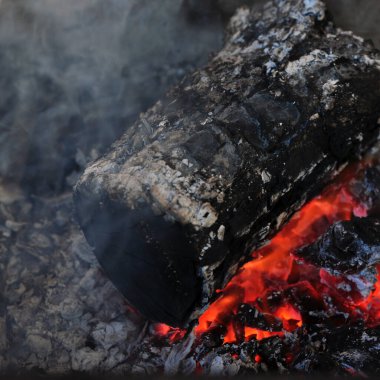 Mangal için sıcak kömür, kömürün siyah dokusu, yangın arka planı.