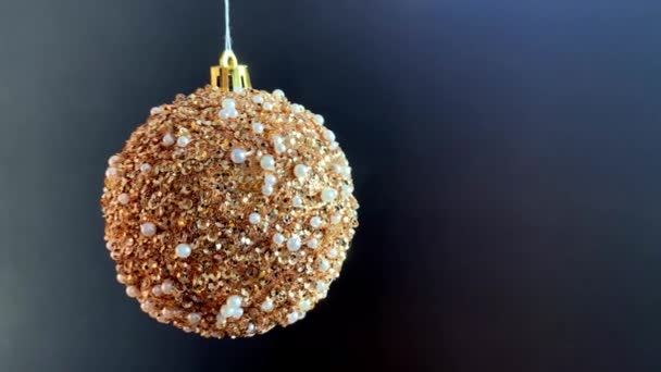 Νίκαια Χρυσό Glitter Χριστούγεννα Μπάλα Κινείται Μαύρο Φόντο Χριστουγεννιάτικη Κίνηση — Αρχείο Βίντεο