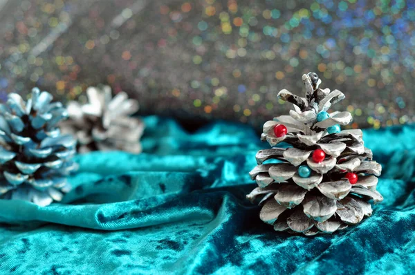 Μπλε Φόντο Χριστουγέννων Λευκό Κουκουνάρι Χριστουγεννιάτικο Δέντρο Μπλε Πράσινο Κόκκινο — Φωτογραφία Αρχείου