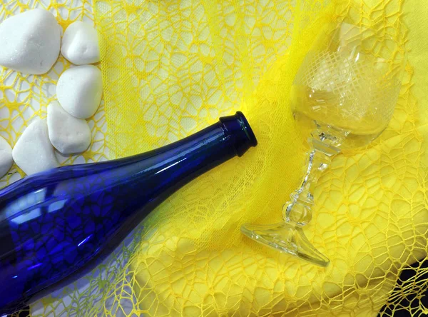 Fondo Amarillo Azul Brillante Con Botella Vidrio Azul Piedras Blancas — Foto de Stock