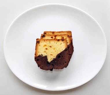 Kahvaltı için beyaz tabakta üç dilim tatlı kek.