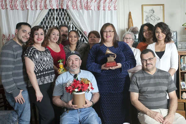 Família se une para lembrar Yomo Toro — Fotografia de Stock