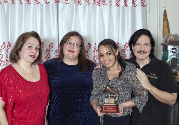 Une famille unie pour se souvenir de Yomo Toro — Photo