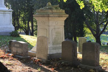 Mezarlıkta mezar taşları