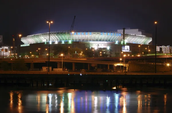 Viejo Yankee Stadium por la noche — Foto de Stock