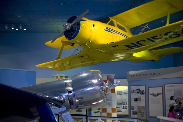 Hughes H-1 and Beech Model 17 Staggerwing aircraft — Stock Photo, Image