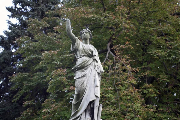 Estatua femenina en el cementerio — Foto de Stock