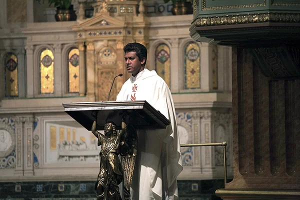 Sacerdote en Saint Jean Baptiste —  Fotos de Stock